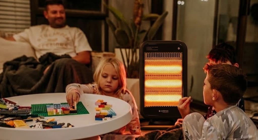 Família usando aquecedor infravermelho